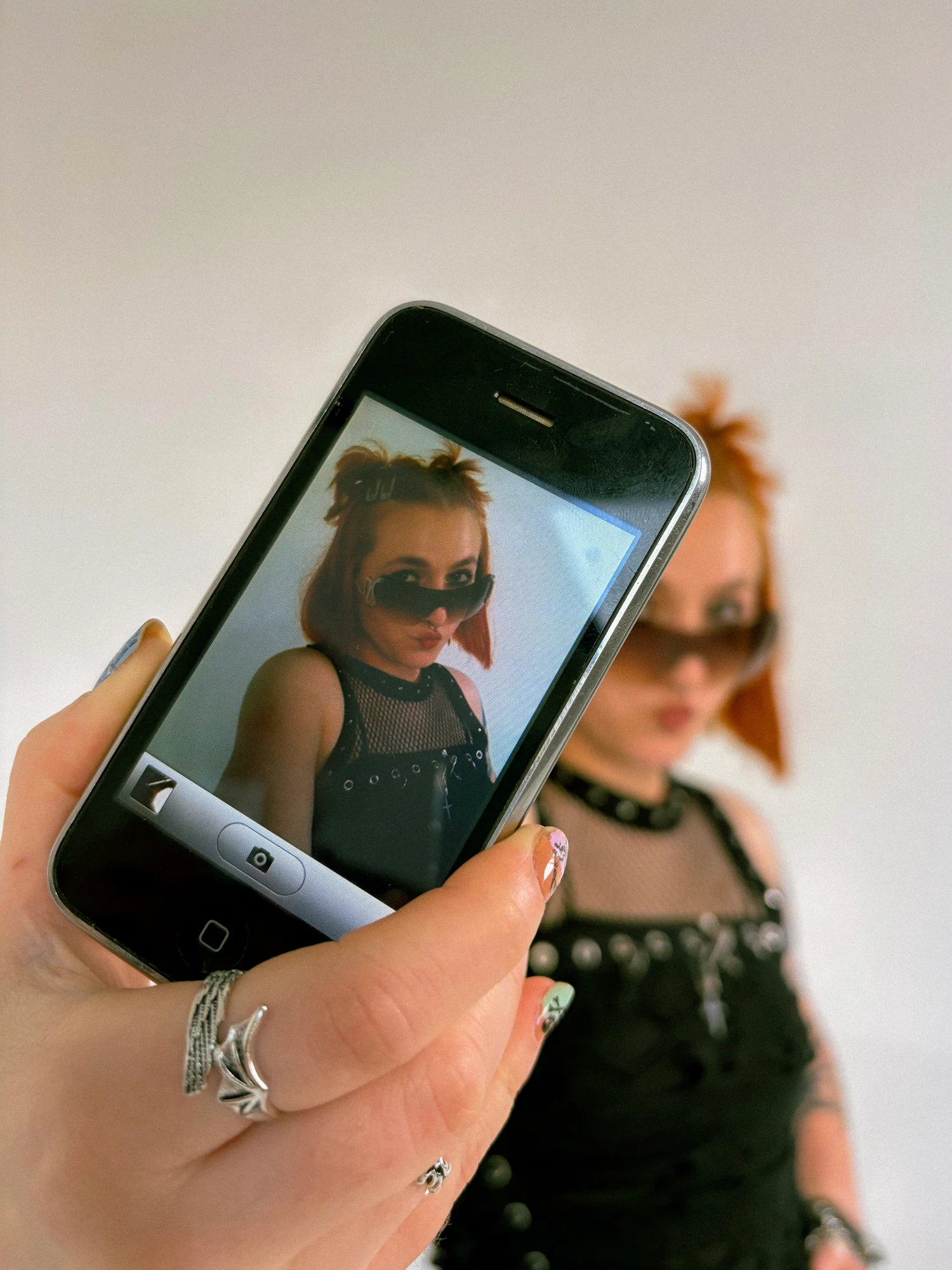 Люба видна на экране смартфона в руке фотографа